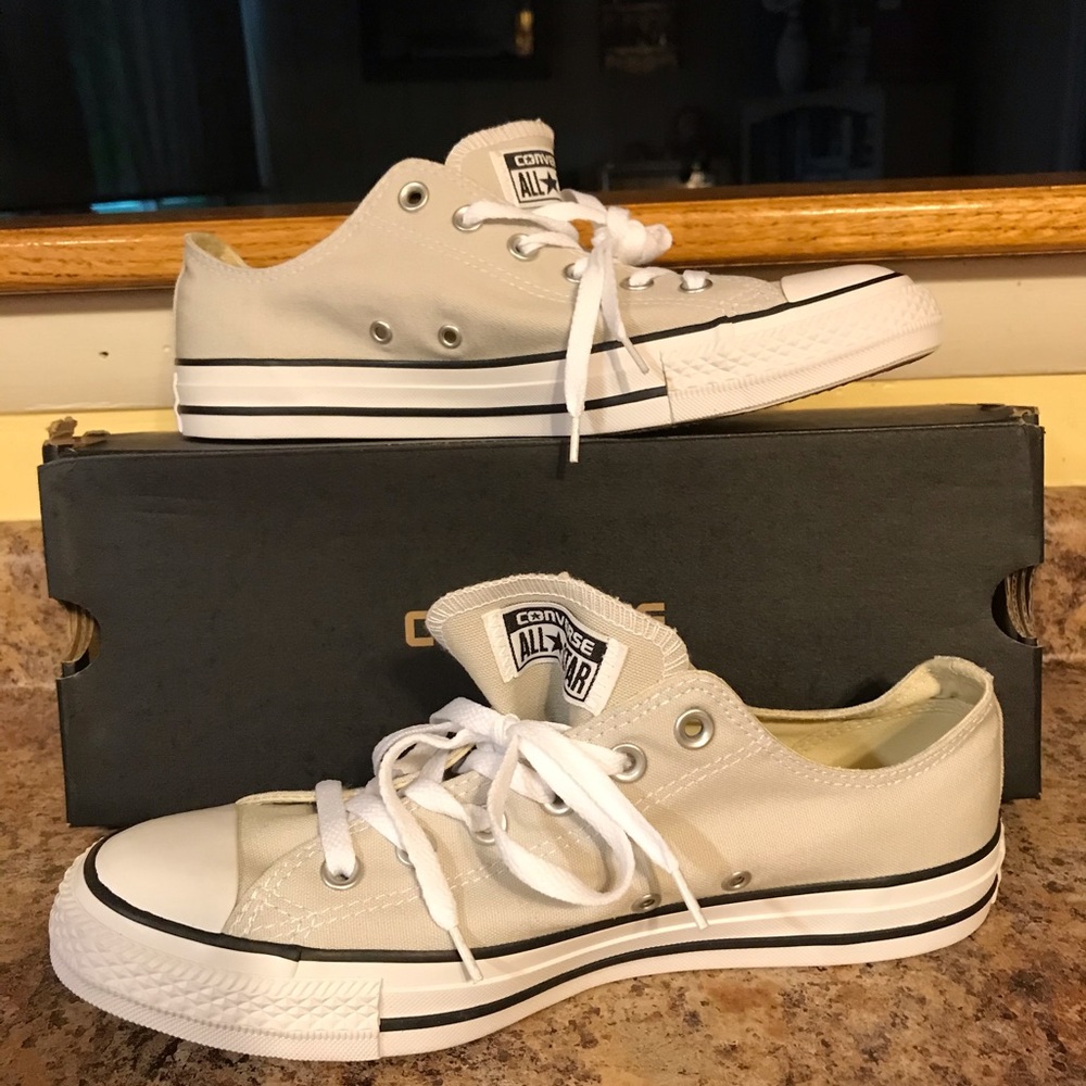 NIB Unisex M8/W10 Converse Lgt. Gray Low Sneakers